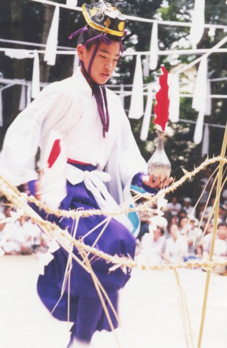 瓶舞（神々に神酒をすすめ，気勢をあげる舞）