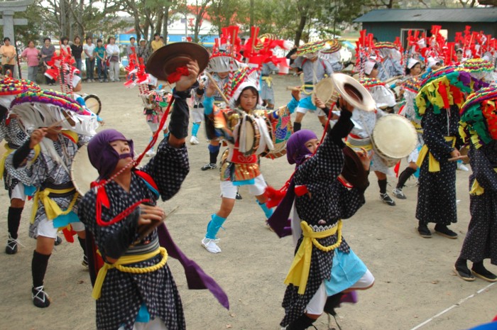 目八（太鼓の前後に位置して踊る）