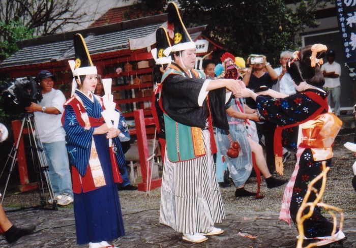 餅を神に供えている様子