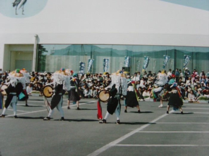 太鼓を打ちながらの入場