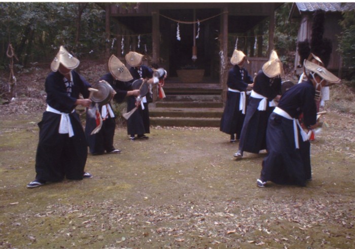 鉦は左回り、太鼓は右回り