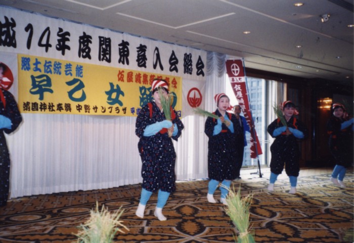 田植えをする乙女