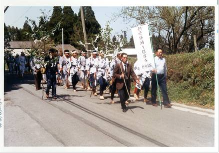太鼓をたたきながら移動