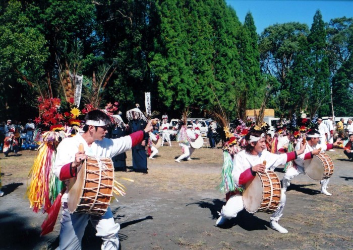 輪になって腰を入れて踊る