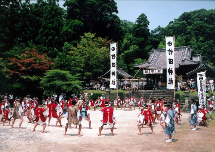 円陣を組んで踊る二才踊