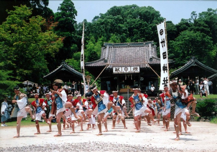 隊列を組んで踊る二才踊