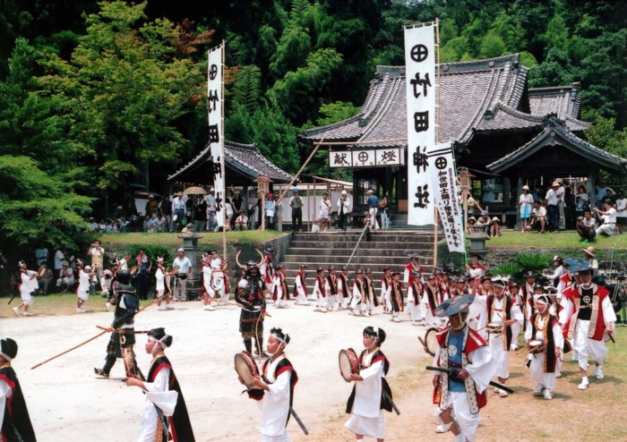 円陣を組んで踊る稚児踊