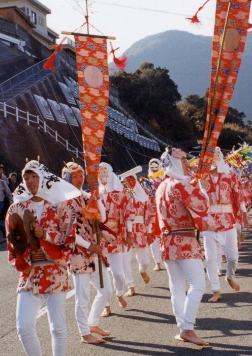 「オイヤナ」の掛け声勇ましい二才衆の行列