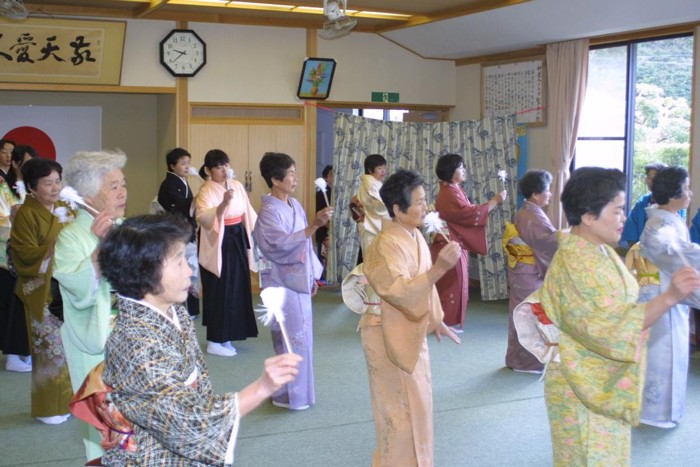 整列して始まる疱瘡踊り