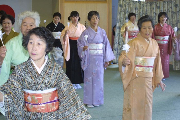 右手にシベを持って踊りのはじまり