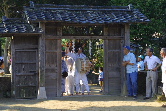 始まりは、鉦に合わせて門から入場