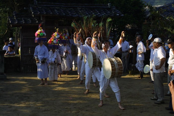 踊り手の先頭から4人と鉦・小太鼓・歌が入場