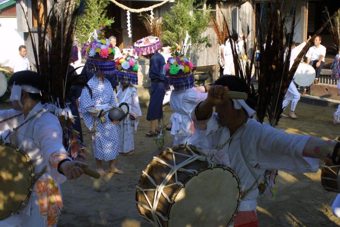 輪になって時計回りに踊る