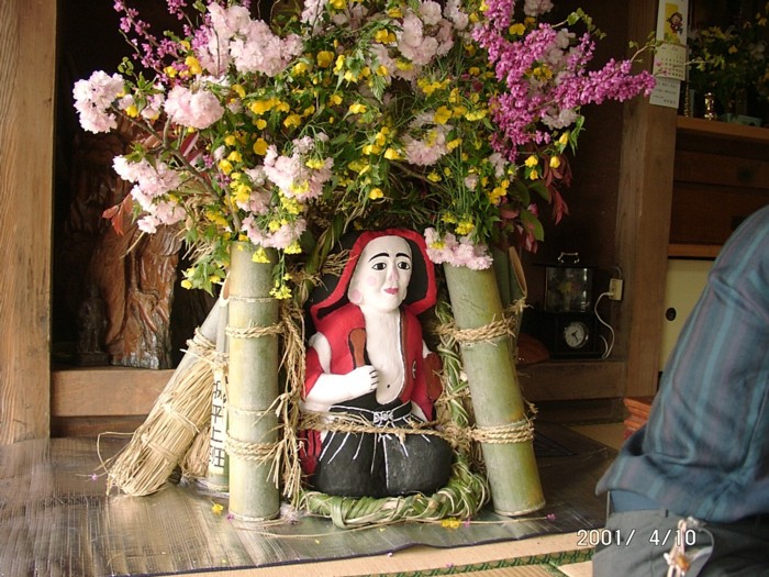 きれいに化粧を終えた田の神サア