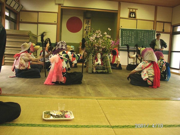新しい宿元へ行く前の公民館での踊り