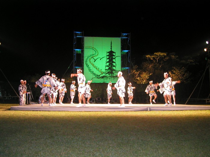 入場して円陣になり踊る