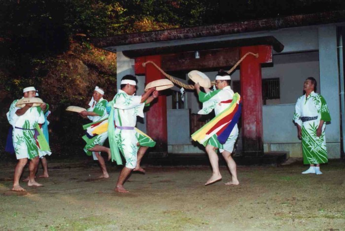湯泊神社境内での奉納