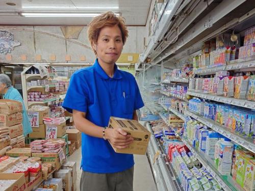 与論スーパー内品出し