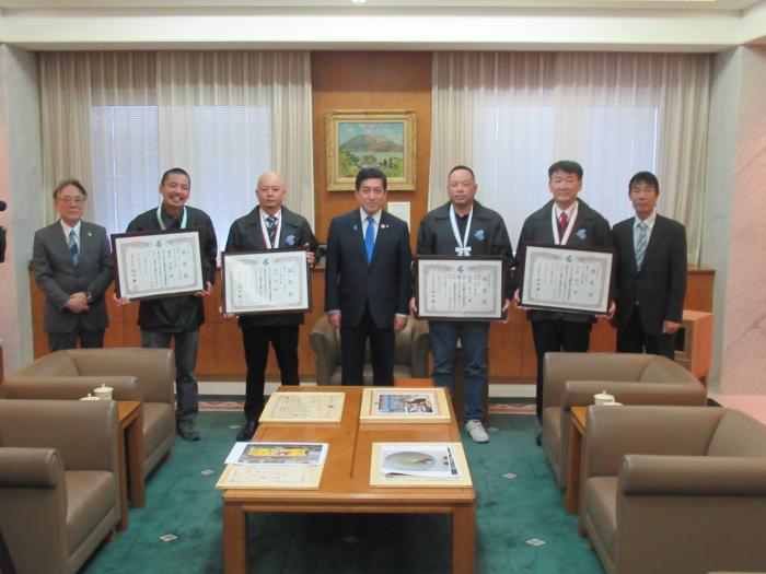 各受賞者と県職業能力開発協会永野専務理事，県日本調理技能士会眞邉会長と知事