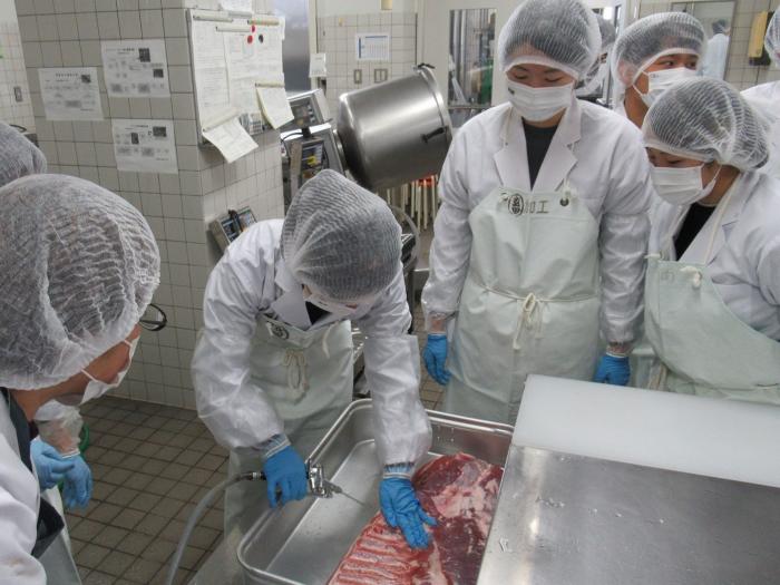 肉の重量に合わせ調味料を計量