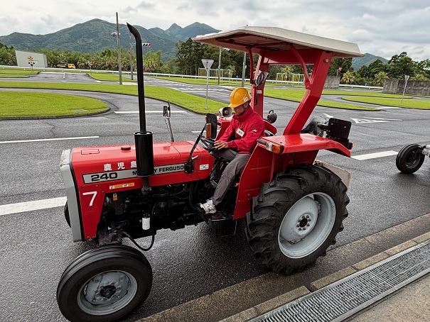 農業機械士養成研修で大型特殊（農耕用限定）免許を取得