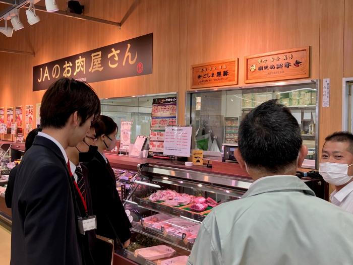 おいどん市場内の精肉ブースを見学