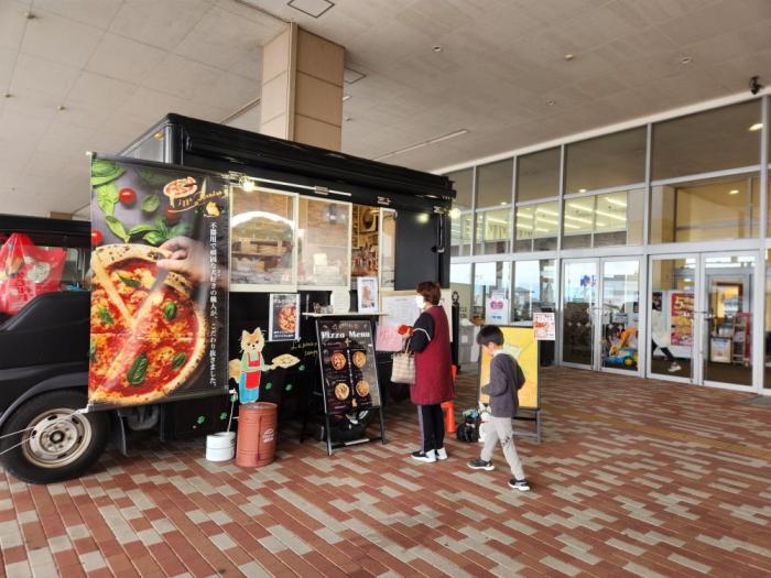 キッチンカー（ピザラニアン）