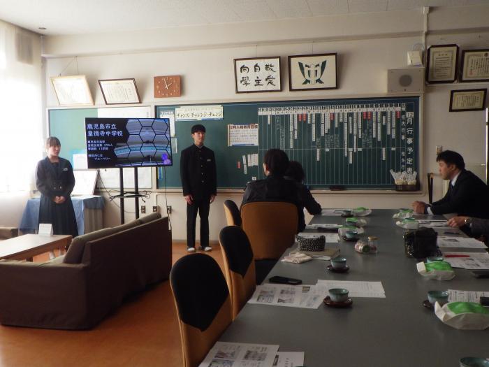 写真1 生徒会役員学校概要説明