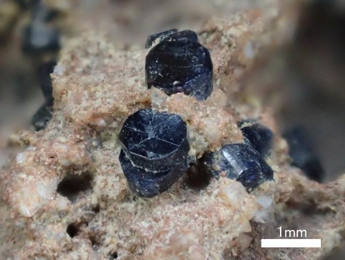 大隅石（オオスミライト）