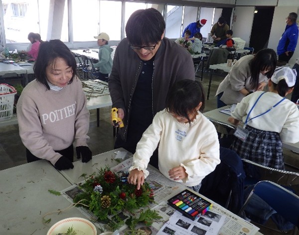 クリスマスリース作り（飾り付け）②