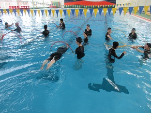 浮いて進む運動