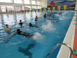 クロールばた足