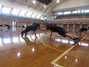 実技：体つくり運動「腕立て伏せからタッチ」