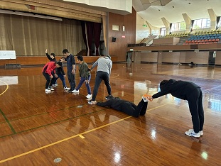 実技：主運動につながる動き「体つなぎリレー」