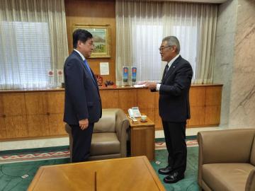 寄付金贈呈写真