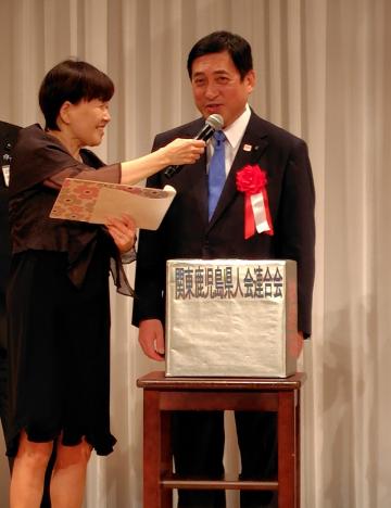 知事が抽選を行う際の写真