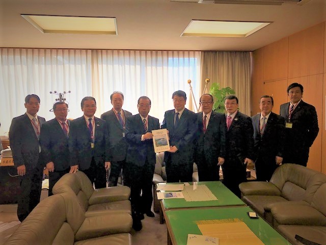 水産庁長官への要望書提出の様子の写真