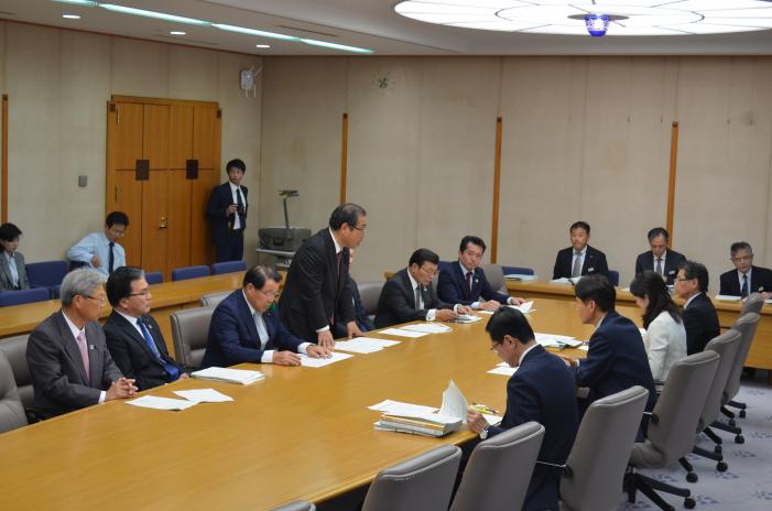 知事への申し入れの様子の写真