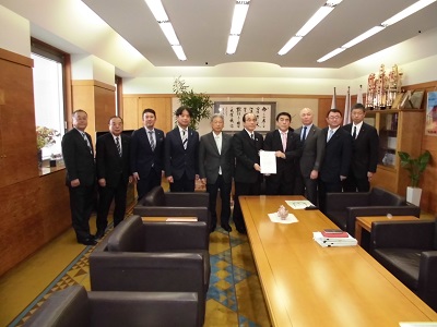 20200304議長へ報告書を渡す様子