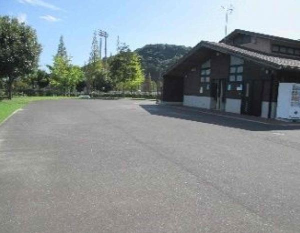 県立サッカーラグビー場トイレ外観