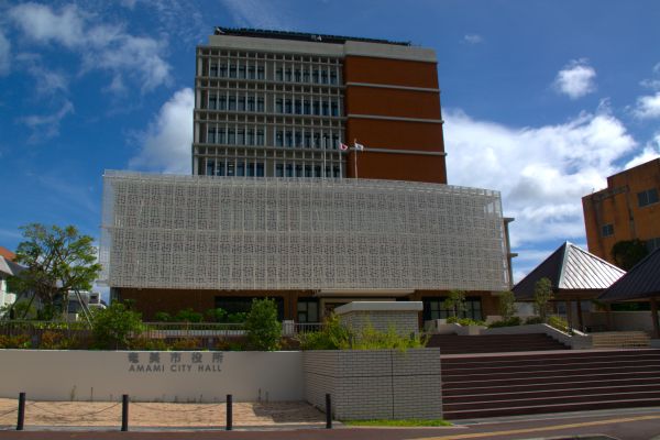 01_奄美市役所外観