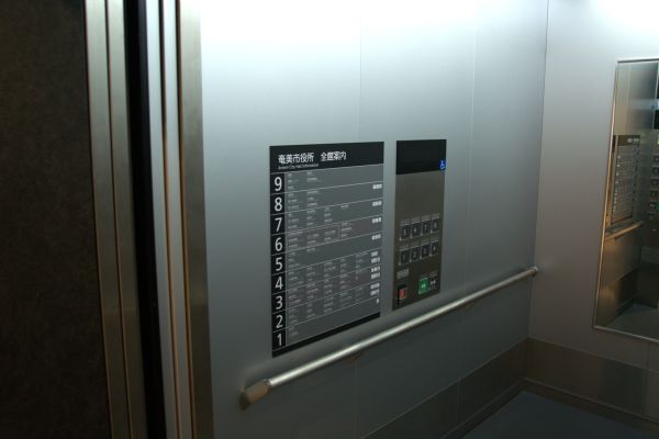 08_エレベーター内部