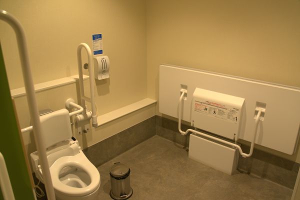 10_みんなのトイレ内部