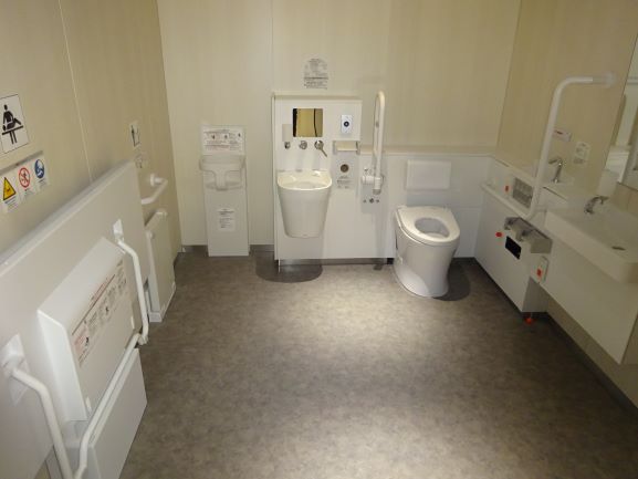 ⑦　国内線多目的トイレ (1)小