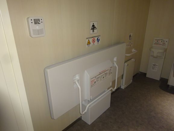 ⑨　国内線多目的トイレ (2)小