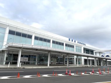 ⑩　国際線ターミナルビル外観小