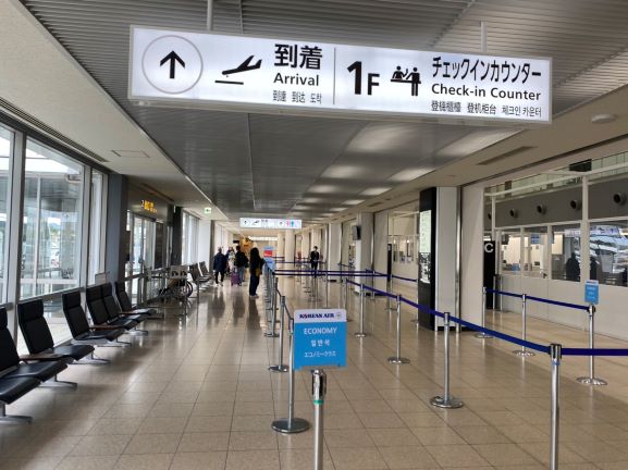 ⑪　国際線ﾁｪｯｸｲﾝｶｳﾝﾀｰ前①小