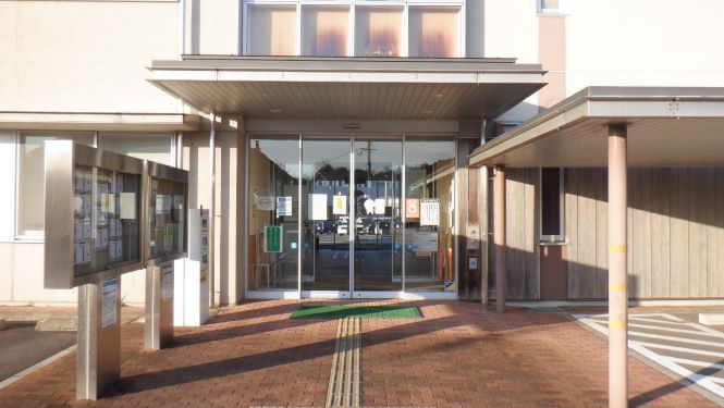 駐車場側入口小