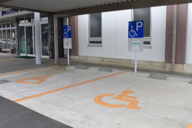 ⑤障害者用駐車スペース小