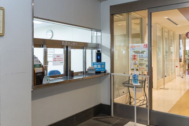 防災センター入口小